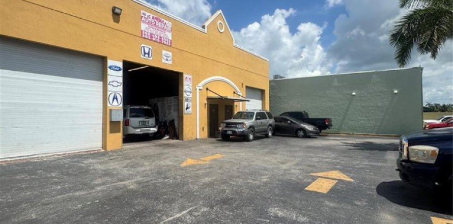 Commercial property in Homestead, Florida № 2245367
