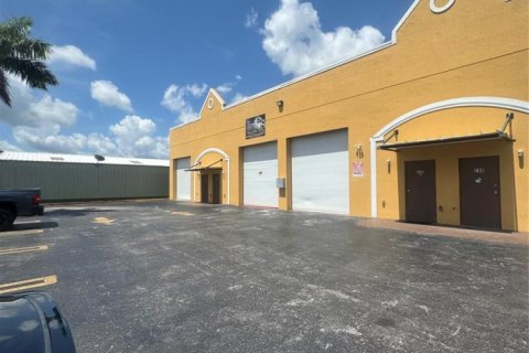 Commercial property in Homestead, Florida № 2245367 - photo 2