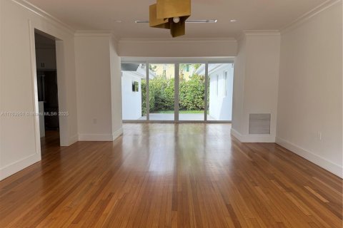 Villa ou maison à louer à Coral Gables, Floride: 3 chambres, 155.24 m2 № 1691113 - photo 9