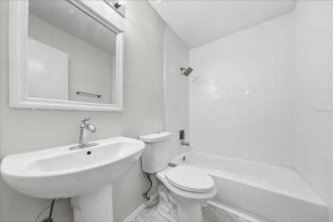 House in Edgewater, Florida 3 bedrooms, 129.51 sq.m. № 2394062 - photo 13