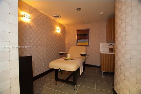 Condo in Miami, Florida, 1 bedroom  № 2171480 - photo 9