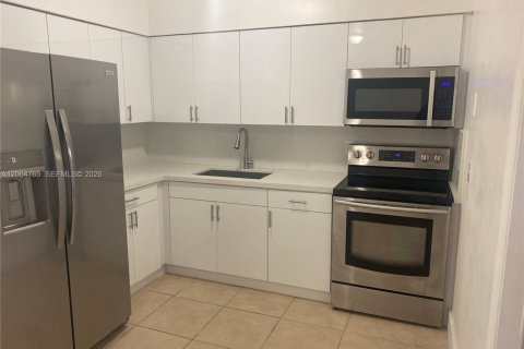 Townhouse in Hollywood, Florida 2 bedrooms, 107.77 sq.m. № 2068193 - photo 4