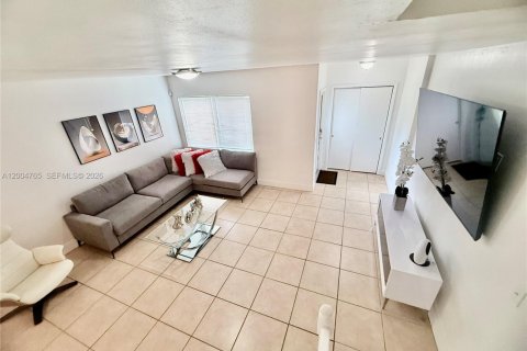 Townhouse in Hollywood, Florida 2 bedrooms, 107.77 sq.m. № 2068193 - photo 6