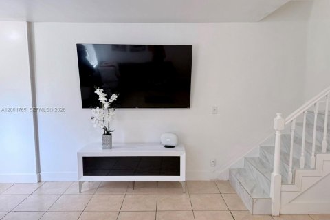 Townhouse in Hollywood, Florida 2 bedrooms, 107.77 sq.m. № 2068193 - photo 7