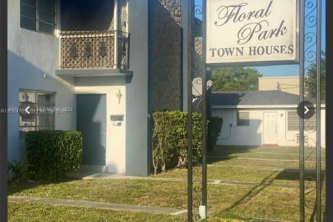 Townhouse in Hollywood, Florida 2 bedrooms, 107.77 sq.m. № 2068193 - photo 3