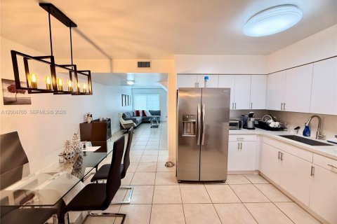 Townhouse in Hollywood, Florida 2 bedrooms, 107.77 sq.m. № 2068193 - photo 5