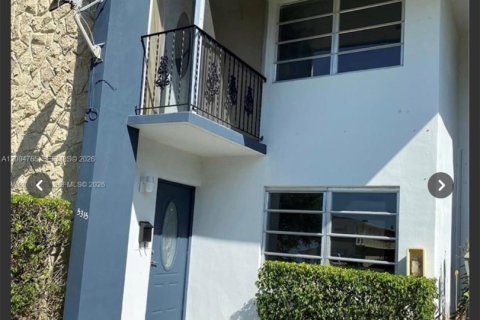 Townhouse in Hollywood, Florida 2 bedrooms, 107.77 sq.m. № 2068193