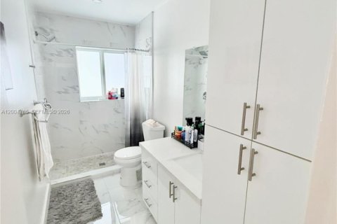 Townhouse in Hollywood, Florida 2 bedrooms, 107.77 sq.m. № 2068193 - photo 10