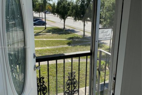 Townhouse in Hollywood, Florida 2 bedrooms, 107.77 sq.m. № 2068193 - photo 16