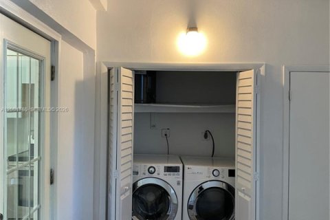 Townhouse in Hollywood, Florida 2 bedrooms, 107.77 sq.m. № 2068193 - photo 12