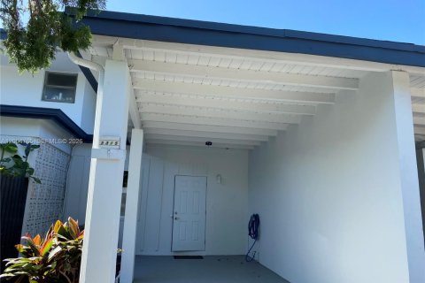 Townhouse in Hollywood, Florida 2 bedrooms, 107.77 sq.m. № 2068193 - photo 15