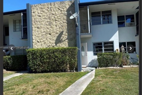 Townhouse in Hollywood, Florida 2 bedrooms, 107.77 sq.m. № 2068193 - photo 2