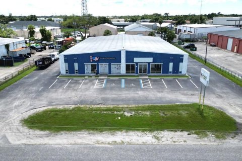 Propiedad comercial en alquiler en Port Charlotte, Florida № 1810039 - foto 1
