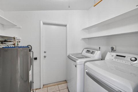 Casa en venta en Fort Lauderdale, Florida, 4 dormitorios, 253.99 m2 № 2030542 - foto 23