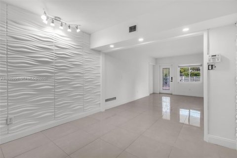 Casa en venta en Miami, Florida, 3 dormitorios, 102.19 m2 № 1984145 - foto 5