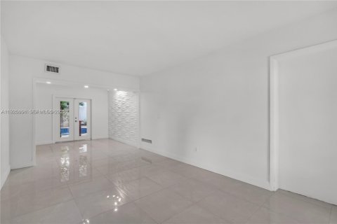 Casa en venta en Miami, Florida, 3 dormitorios, 102.19 m2 № 1984145 - foto 15