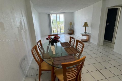 Condo in Miami, Florida, 2 bedrooms  № 2081490 - photo 2