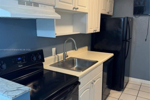 Condo in Miami, Florida, 2 bedrooms  № 2081490 - photo 3