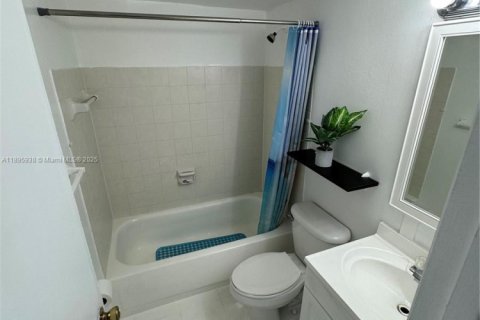 Condo in Miami, Florida, 2 bedrooms  № 2081490 - photo 8
