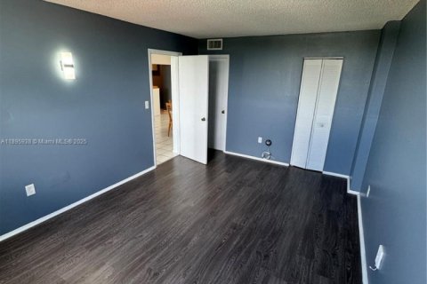 Condo in Miami, Florida, 2 bedrooms  № 2081490 - photo 10