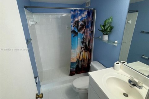 Condo in Miami, Florida, 2 bedrooms  № 2081490 - photo 11