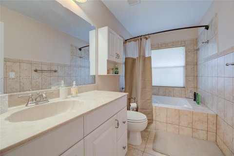 Townhouse in Deerfield Beach, Florida 3 bedrooms, 126.72 sq.m. № 1937273 - photo 20