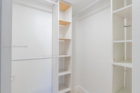 Villa ou maison à louer à Miami, Floride: 254.55 m2 № 1996126 - photo 13