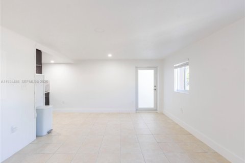 Villa ou maison à louer à Miami, Floride: 254.55 m2 № 1996126 - photo 11