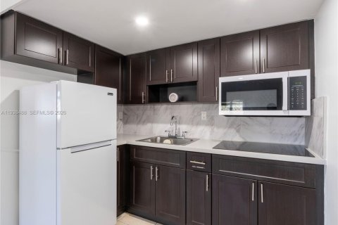 Villa ou maison à louer à Miami, Floride: 254.55 m2 № 1996126 - photo 8