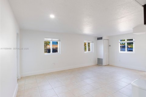 Villa ou maison à louer à Miami, Floride: 254.55 m2 № 1996126 - photo 6