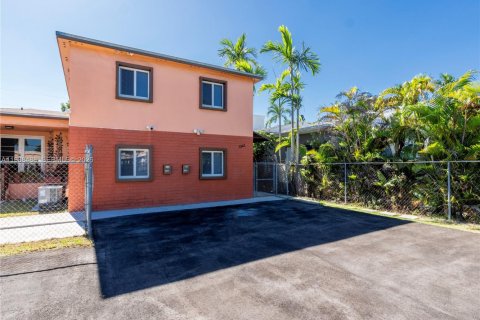 Villa ou maison à louer à Miami, Floride: 254.55 m2 № 1996126 - photo 2