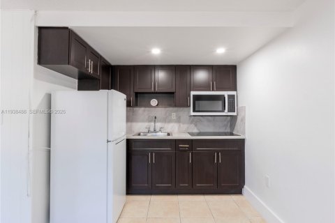 Villa ou maison à louer à Miami, Floride: 254.55 m2 № 1996126 - photo 7