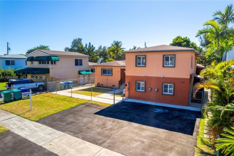 Villa ou maison à louer à Miami, Floride: 254.55 m2 № 1996126 - photo 3