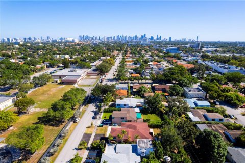 Villa ou maison à louer à Miami, Floride: 254.55 m2 № 1996126 - photo 16