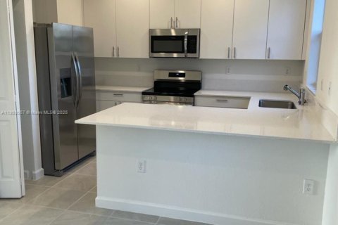 Casa en venta en Miami, Florida, 3 dormitorios, 137.77 m2 № 1967432 - foto 2