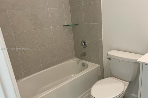 Casa en venta en Miami, Florida, 3 dormitorios, 137.77 m2 № 1967432 - foto 12