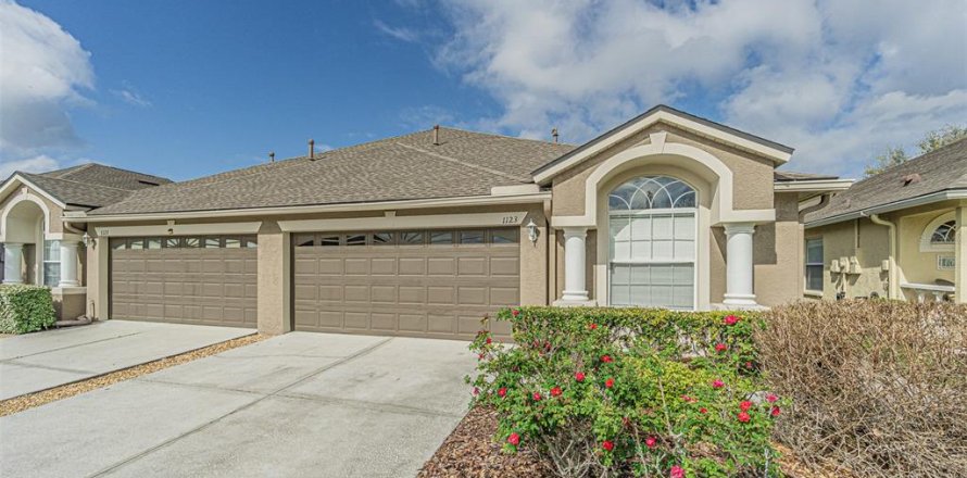 Duplex in Wesley Chapel, Florida 3 bedrooms, 159.14 sq.m. № 2402724