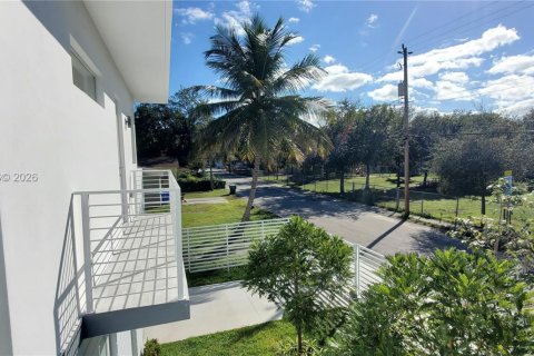 House in Miami, Florida 5 bedrooms, 219.25 sq.m. № 2042935 - photo 17