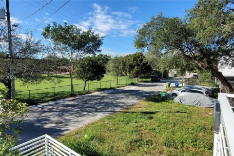 House in Miami, Florida 5 bedrooms, 219.25 sq.m. № 2042935 - photo 18