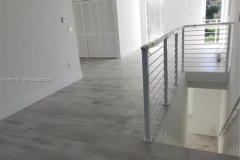 House in Miami, Florida 5 bedrooms, 219.25 sq.m. № 2042935 - photo 9