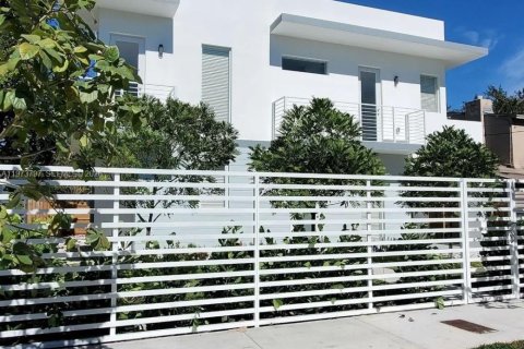 House in Miami, Florida 5 bedrooms, 219.25 sq.m. № 2042935