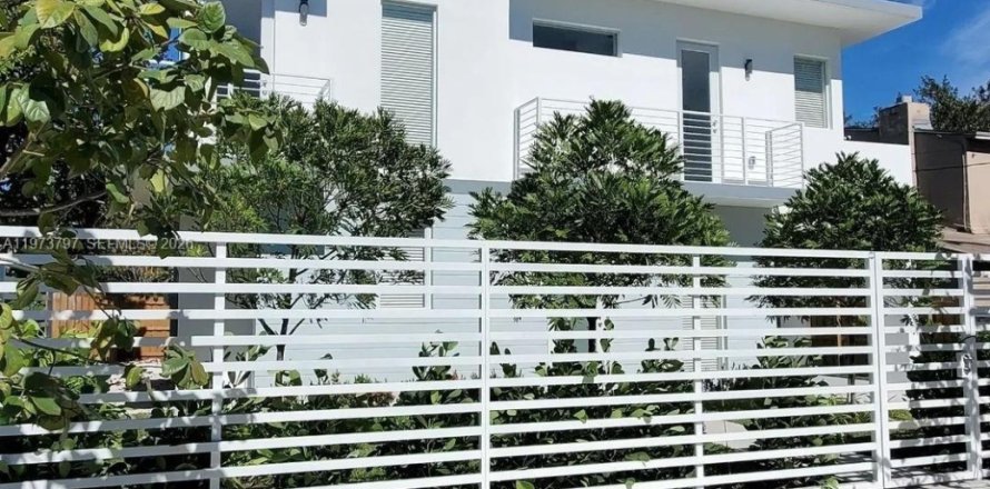 House in Miami, Florida 5 bedrooms, 219.25 sq.m. № 2042935