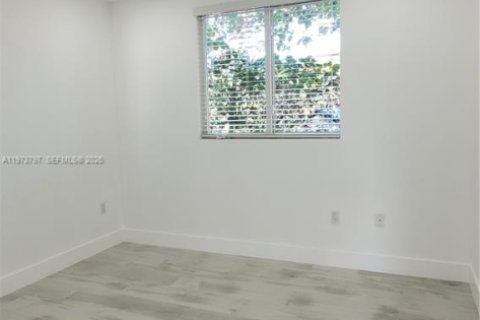 House in Miami, Florida 5 bedrooms, 219.25 sq.m. № 2042935 - photo 15