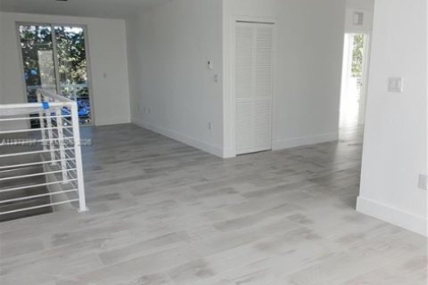 House in Miami, Florida 5 bedrooms, 219.25 sq.m. № 2042935 - photo 12