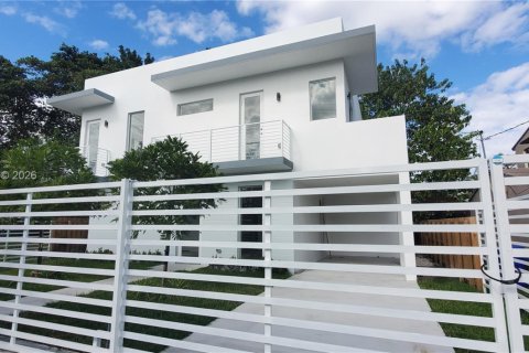 House in Miami, Florida 5 bedrooms, 219.25 sq.m. № 2042935 - photo 2