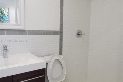 House in Miami, Florida 5 bedrooms, 219.25 sq.m. № 2042935 - photo 4