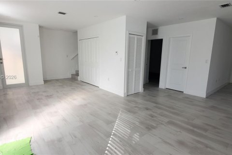 House in Miami, Florida 5 bedrooms, 219.25 sq.m. № 2042935 - photo 3