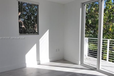 House in Miami, Florida 5 bedrooms, 219.25 sq.m. № 2042935 - photo 14