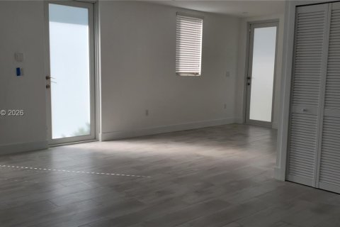 House in Miami, Florida 5 bedrooms, 219.25 sq.m. № 2042935 - photo 16