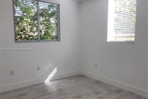 House in Miami, Florida 5 bedrooms, 219.25 sq.m. № 2042935 - photo 6